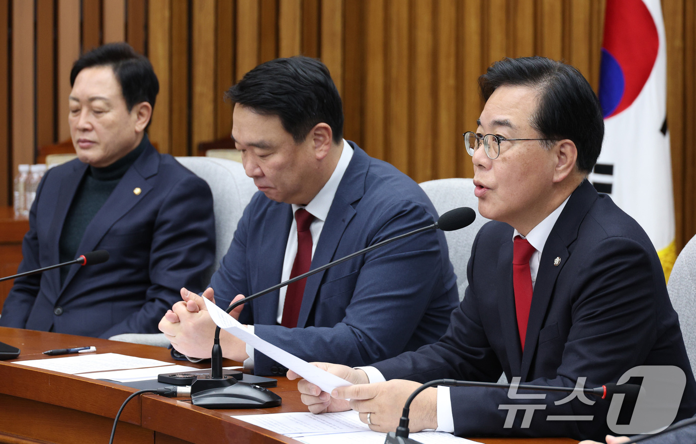 (서울=뉴스1) 신웅수 기자 = 송언석 국민의힘 원내대표가 13일 서울 여의도 국회에서 열린 원내대책회의에서 발언하고 있다. 2026.1.13/뉴스1