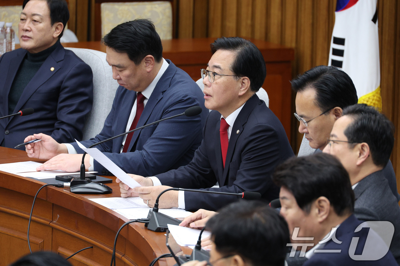 (서울=뉴스1) 신웅수 기자 = 송언석 국민의힘 원내대표가 13일 서울 여의도 국회에서 열린 원내대책회의에서 발언하고 있다. 2026.1.13/뉴스1
