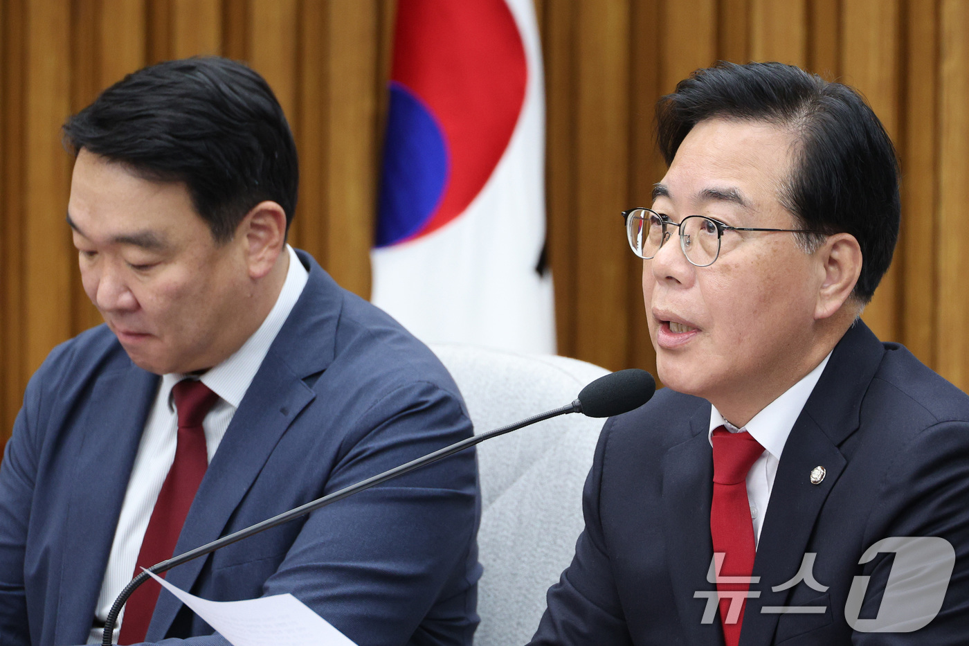 (서울=뉴스1) 신웅수 기자 = 송언석 국민의힘 원내대표가 13일 서울 여의도 국회에서 열린 원내대책회의에서 발언하고 있다. 2026.1.13/뉴스1