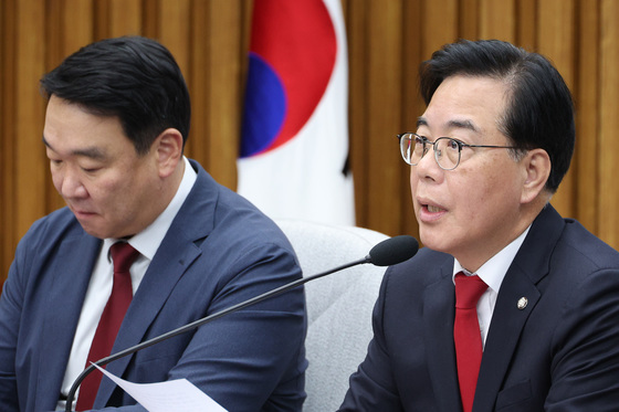 원내대책회의 발언하는 송언석