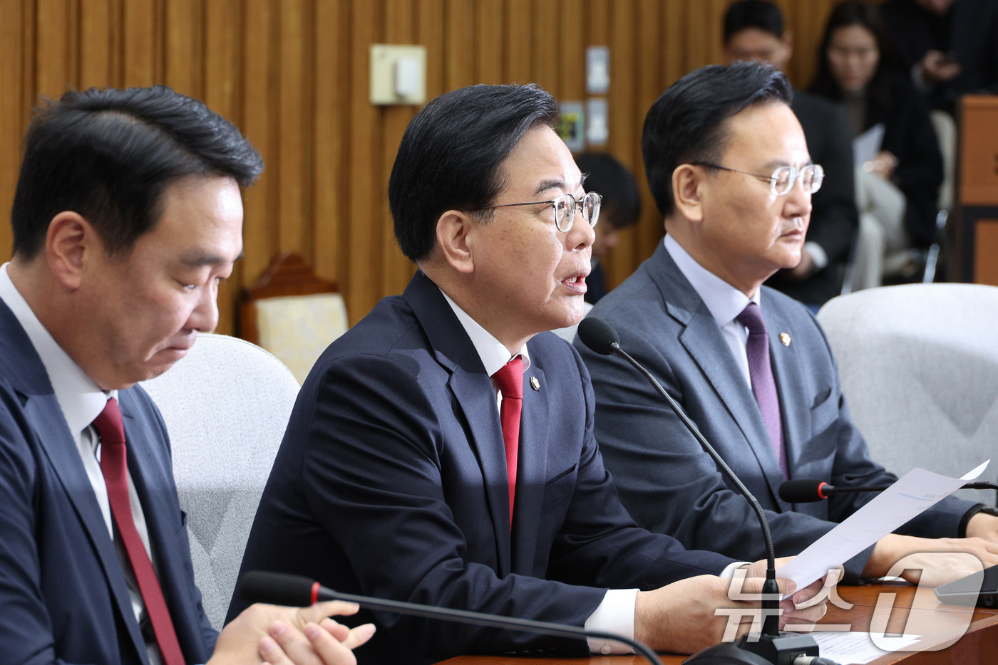 (서울=뉴스1) 신웅수 기자 = 송언석 국민의힘 원내대표가 13일 서울 여의도 국회에서 열린 원내대책회의에서 발언하고 있다. 2026.1.13/뉴스1