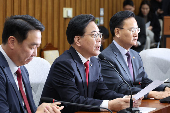 원내대책회의 발언하는 송언석