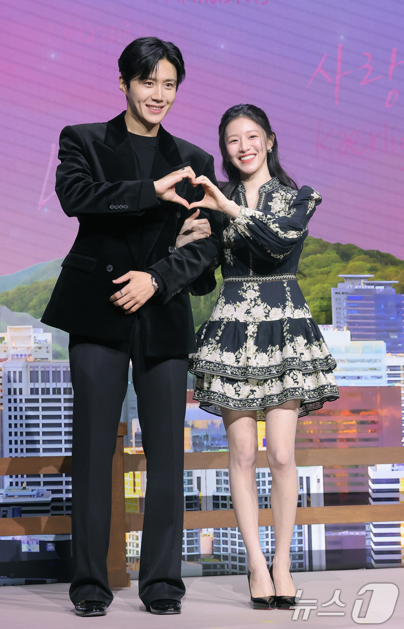 (서울=뉴스1) 권현진 기자 = 배우 김선호와 고윤정(오른쪽)이 13일 서울 강남구 조선팰리스 서울강남에서 열린 넷플릭스 시리즈 '이 사랑 통역 되나요?' 제작발표회에 참석해 포즈 …