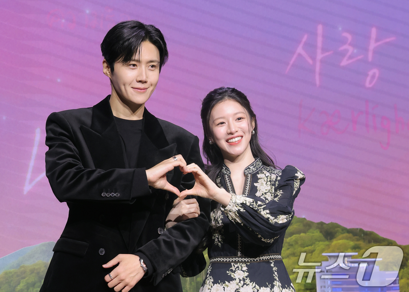 (서울=뉴스1) 권현진 기자 = 배우 김선호와 고윤정(오른쪽)이 13일 서울 강남구 조선팰리스 서울강남에서 열린 넷플릭스 시리즈 '이 사랑 통역 되나요?' 제작발표회에 참석해 포즈 …