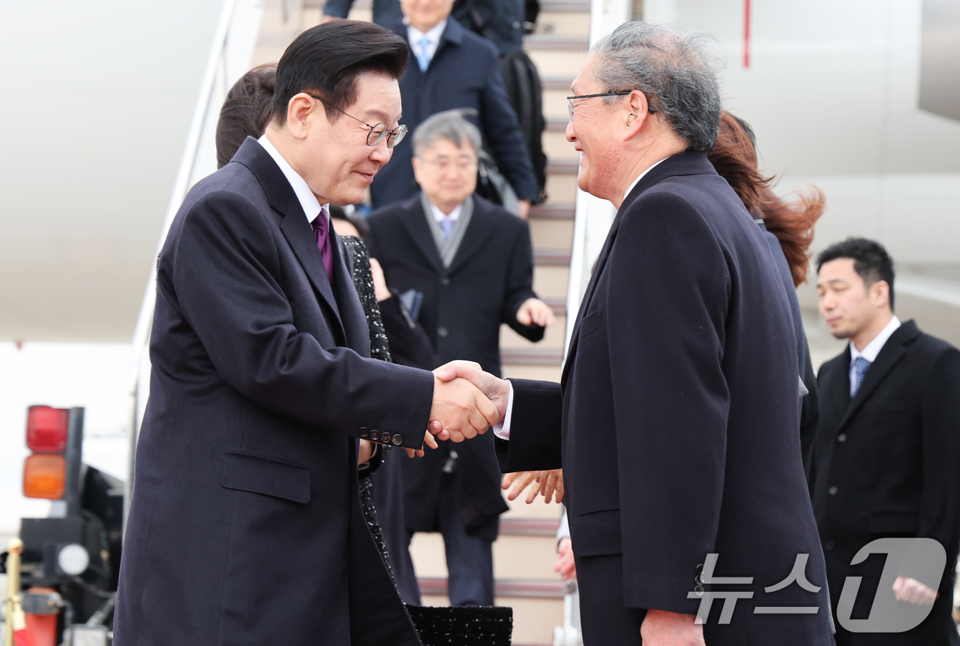 (오사카(일본)=뉴스1) 이재명 기자 = 일본 순방 일정에 나선 이재명 대통령이 13일 오사카 간사이 국제공항에 도착해 환영객들과 인사를 하고 있다. 2026.1.13/뉴스1