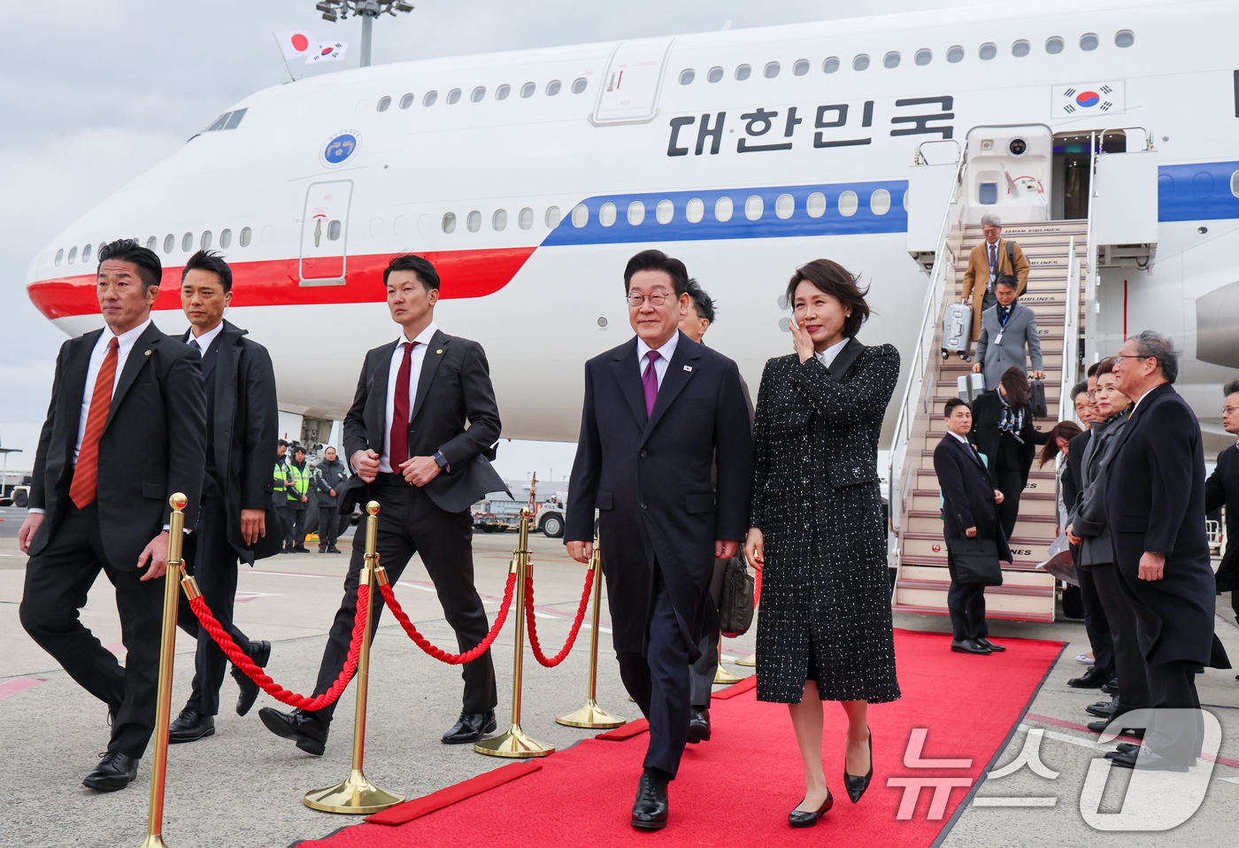 (오사카(일본)=뉴스1) 이재명 기자 = 일본 순방 일정에 나선 이재명 대통령과 김혜경 여사가 13일 오사카 간사이 국제공항에 도착한 공군1호기에서 내려 이동하고 있다. 2026. …