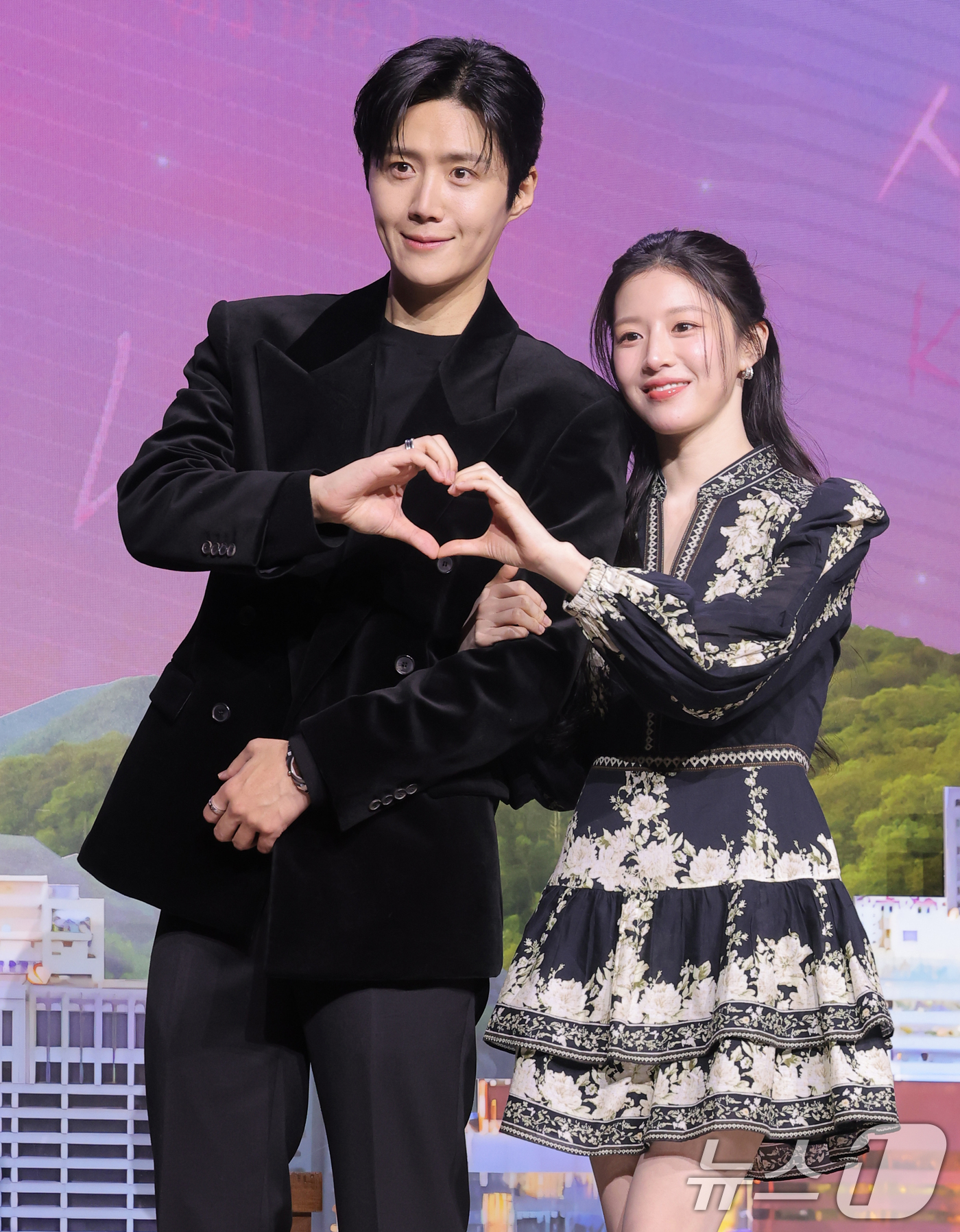 (서울=뉴스1) 권현진 기자 = 배우 김선호와 고윤정(오른쪽)이 13일 서울 강남구 조선팰리스 서울강남에서 열린 넷플릭스 시리즈 '이 사랑 통역 되나요?' 제작발표회에 참석해 포즈 …