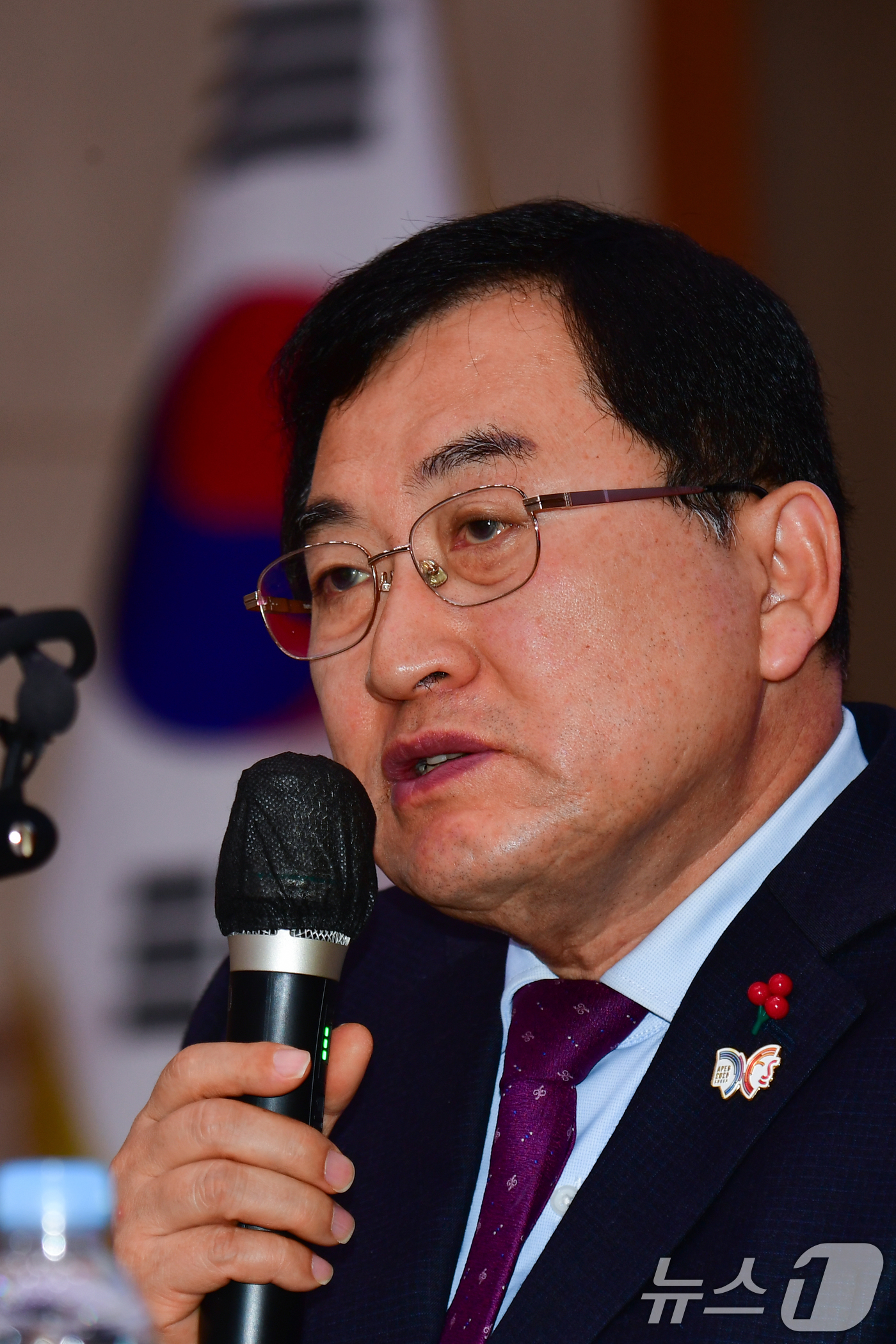 (경주=뉴스1) 최창호 기자 = 주낙영 경북 경주 시장이 13일 시청 알천홀에서 열린 2026병오년 언론인간담회에서 기자들의 질문에 답하고 있다.주 시장은 "오는 6월 3선 도전에 …