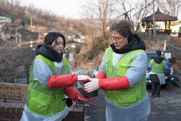 정종표 DB손보 사장, 임직원과 '사랑의 연탄' 직접 배달