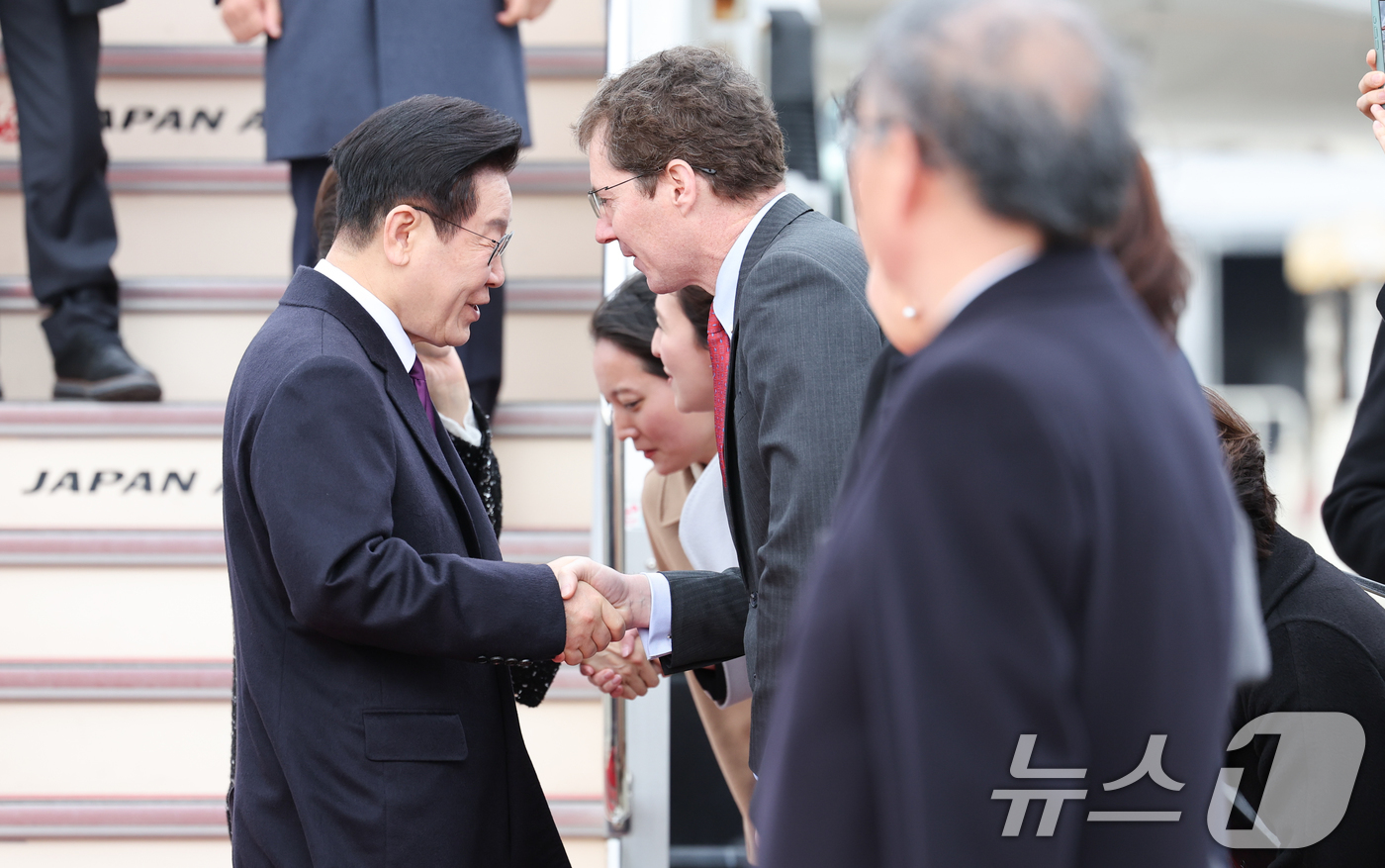 (오사카(일본)=뉴스1) 이재명 기자 = 일본 순방 일정에 나선 이재명 대통령이 13일 오사카 간사이 국제공항에 도착해 환영객들과 인사를 하고 있다. 2026.1.13/뉴스1