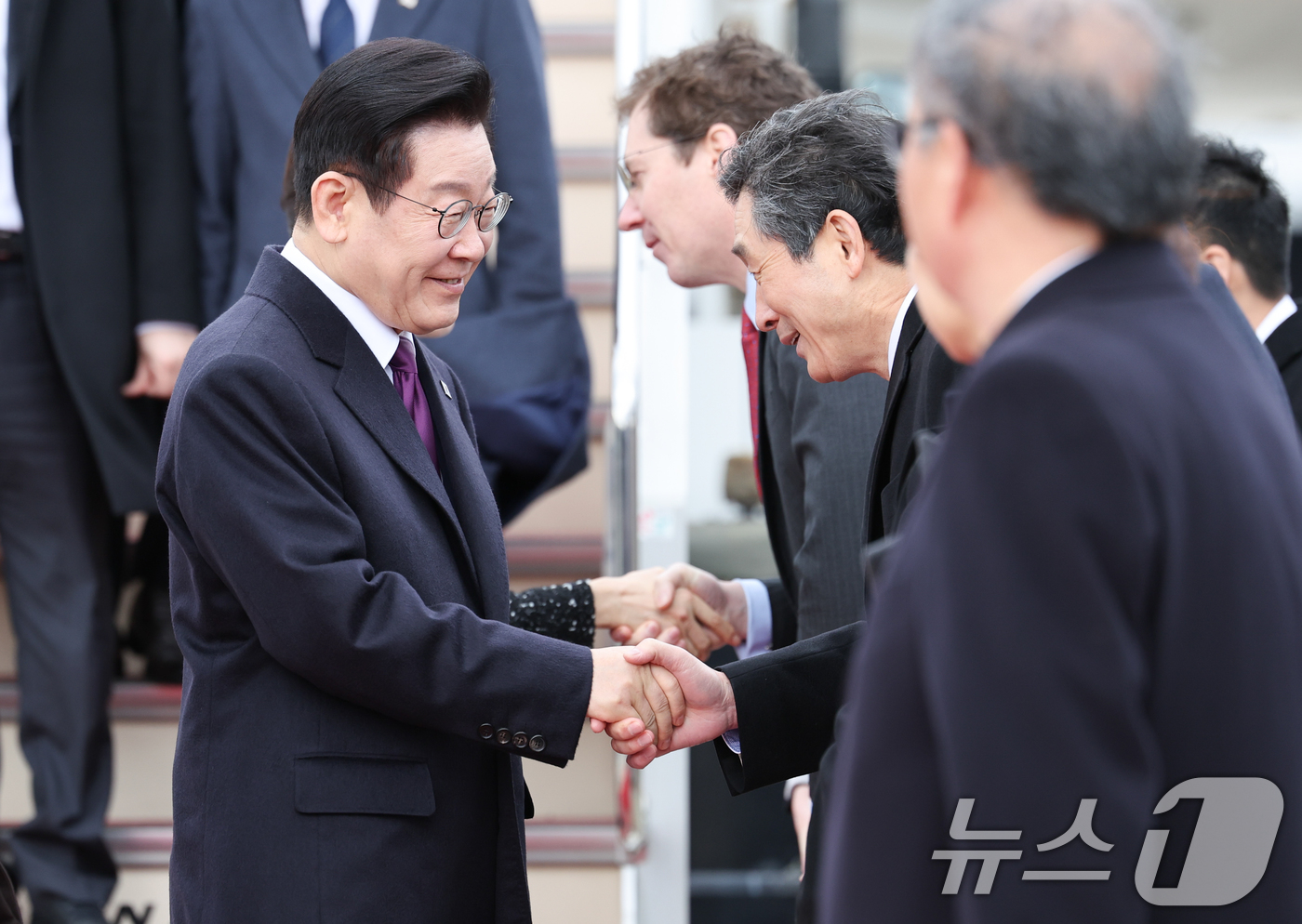 (오사카(일본)=뉴스1) 이재명 기자 = 일본 순방 일정에 나선 이재명 대통령이 13일 오사카 간사이 국제공항에 도착해 환영객들과 인사를 하고 있다. 2026.1.13/뉴스1