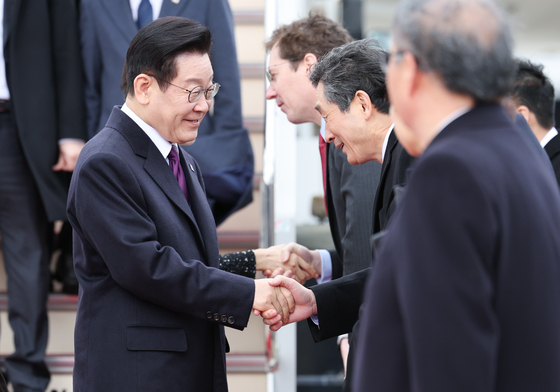 일본 환영객들과 인사하는 이재명 대통령