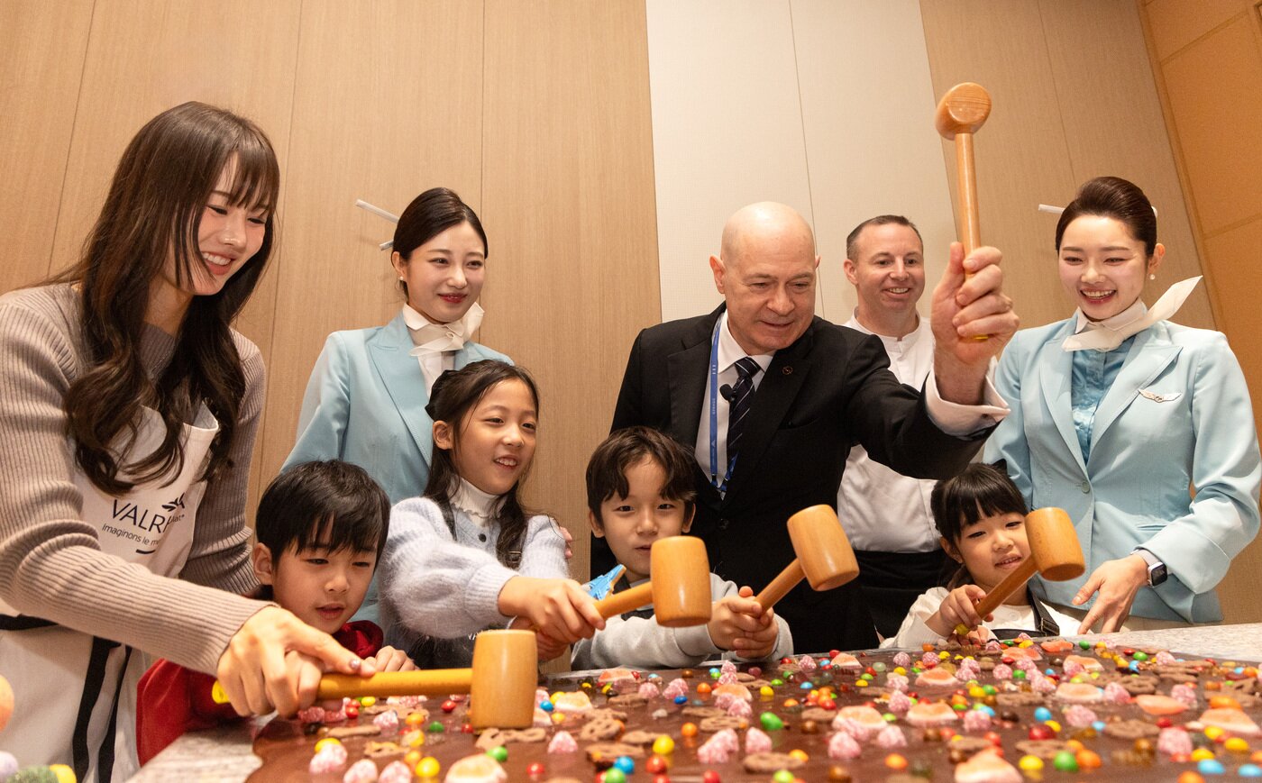 본문 이미지 - 대한항공 프레스티지 동편 좌측 라운지 내 쿠킹 스튜디오(L’atelier)에서 바크 초콜릿 만들기 프로그램을 진행하는 모습. (대한항공 제공)