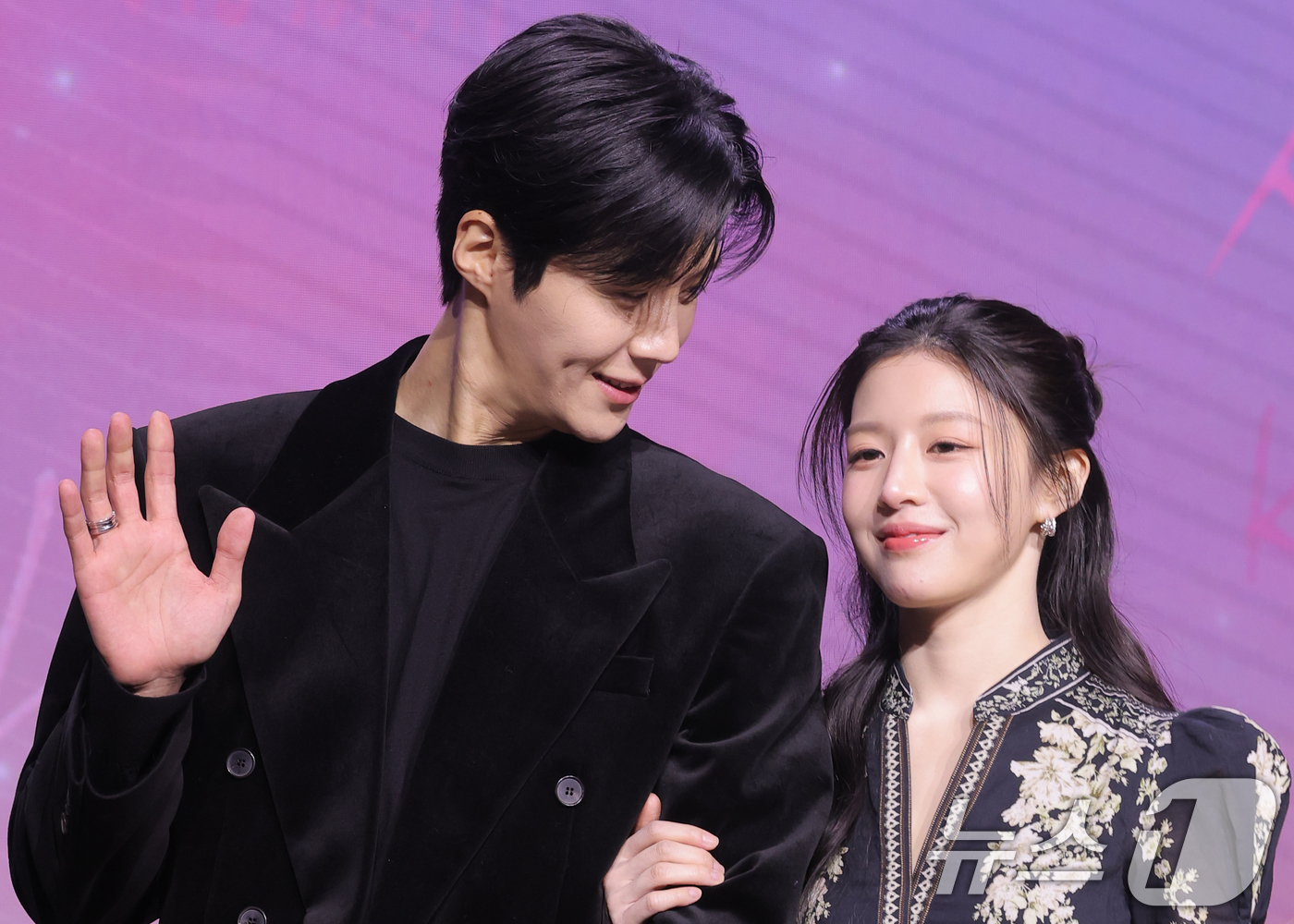 (서울=뉴스1) 권현진 기자 = 배우 김선호와 고윤정(오른쪽)이 13일 서울 강남구 조선팰리스 서울강남에서 열린 넷플릭스 시리즈 '이 사랑 통역 되나요?' 제작발표회에 참석해 포즈 …