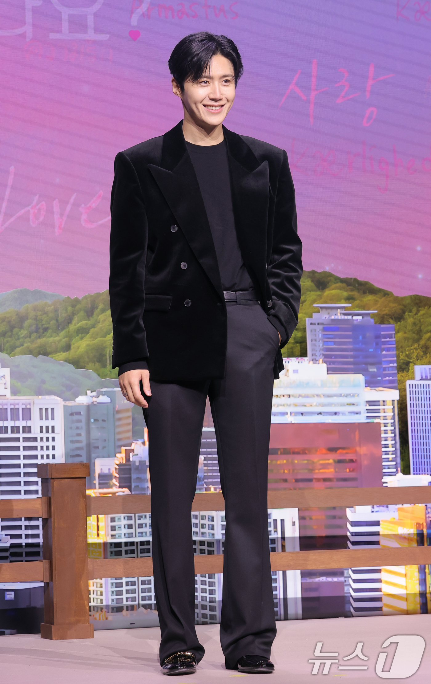 (서울=뉴스1) 권현진 기자 = 배우 김선호가 13일 서울 강남구 조선팰리스 서울강남에서 열린 넷플릭스 시리즈 '이 사랑 통역 되나요?' 제작발표회에 참석해 포즈를 취하고 있다.' …