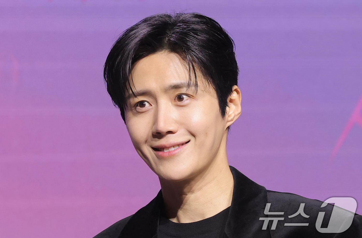 (서울=뉴스1) 권현진 기자 = 배우 김선호가 13일 서울 강남구 조선팰리스 서울강남에서 열린 넷플릭스 시리즈 '이 사랑 통역 되나요?' 제작발표회에 참석해 포즈를 취하고 있다.' …