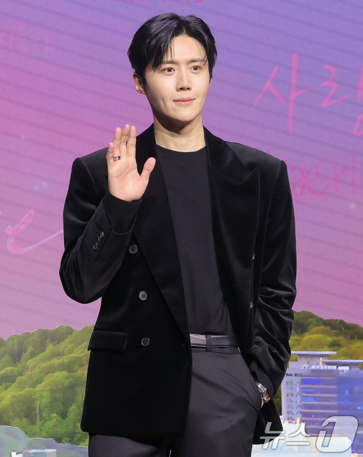 (서울=뉴스1) 권현진 기자 = 배우 김선호가 13일 서울 강남구 조선팰리스 서울강남에서 열린 넷플릭스 시리즈 '이 사랑 통역 되나요?' 제작발표회에 참석해 포즈를 취하고 있다.' …