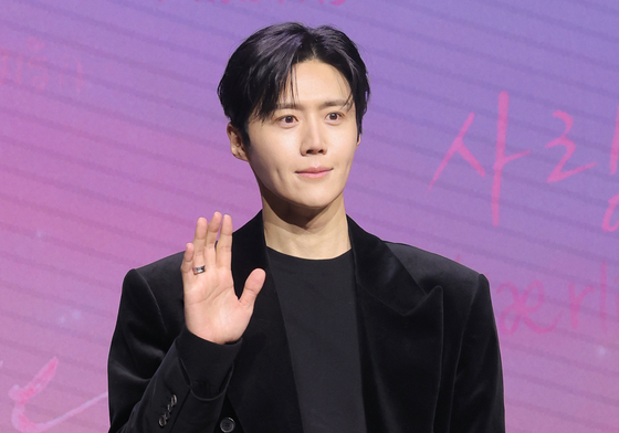 김선호, 로맨틱한 손 인사