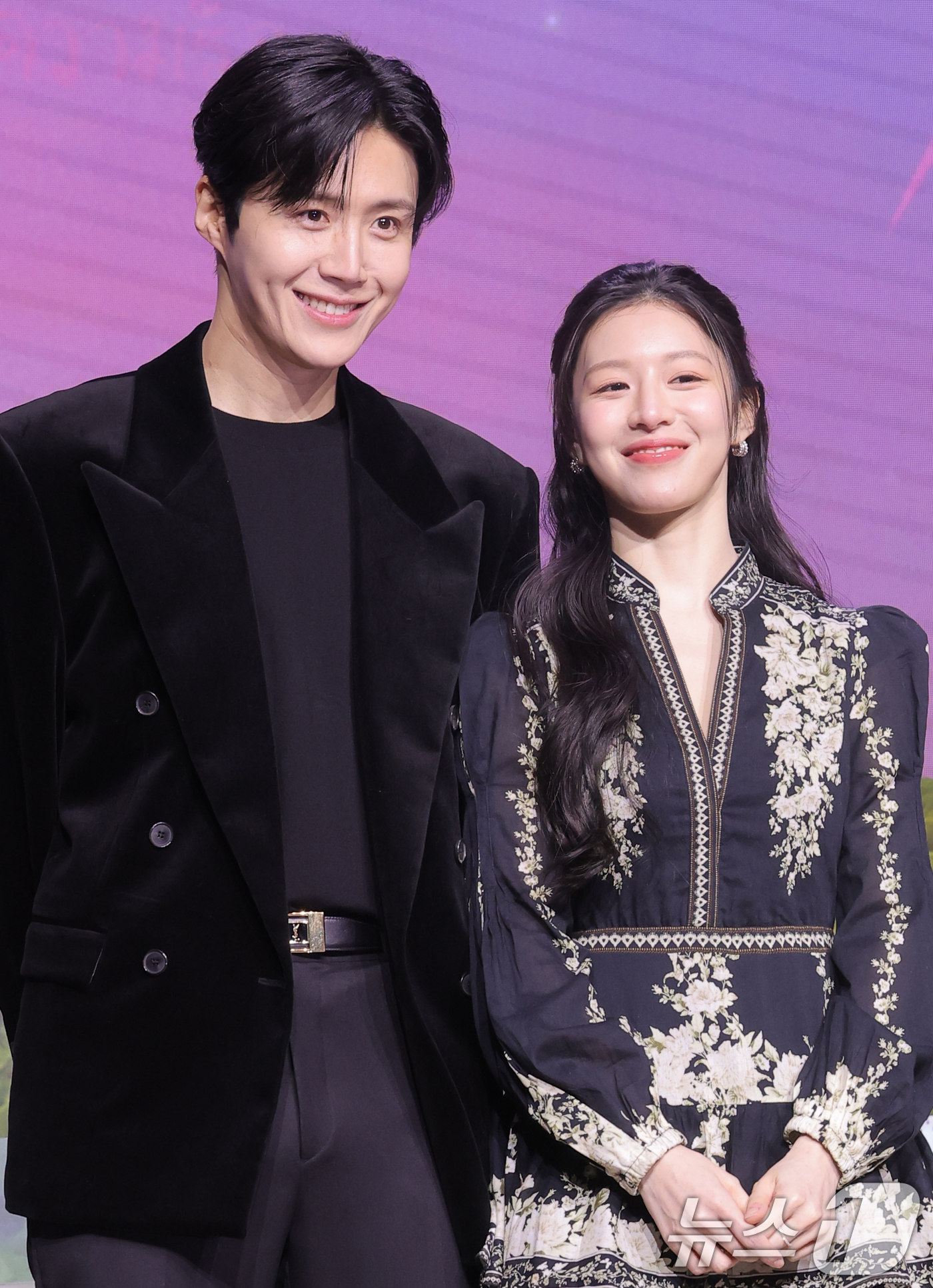 (서울=뉴스1) 권현진 기자 = 배우 김선호와 고윤정(오른쪽)이 13일 서울 강남구 조선팰리스 서울강남에서 열린 넷플릭스 시리즈 '이 사랑 통역 되나요?' 제작발표회에 참석해 포즈 …