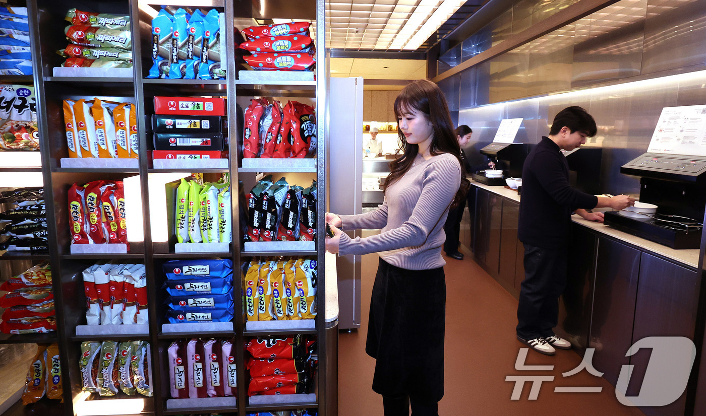 (인천공항=뉴스1) 박지혜 기자 = 13일 인천국제공항 제2여객터미널 리뉴얼을 마친 대한항공 프레스티지 동편 좌측 라운지에서 관계자가 라면 라이브러리를 이용하고 있다.대한항공 프레 …
