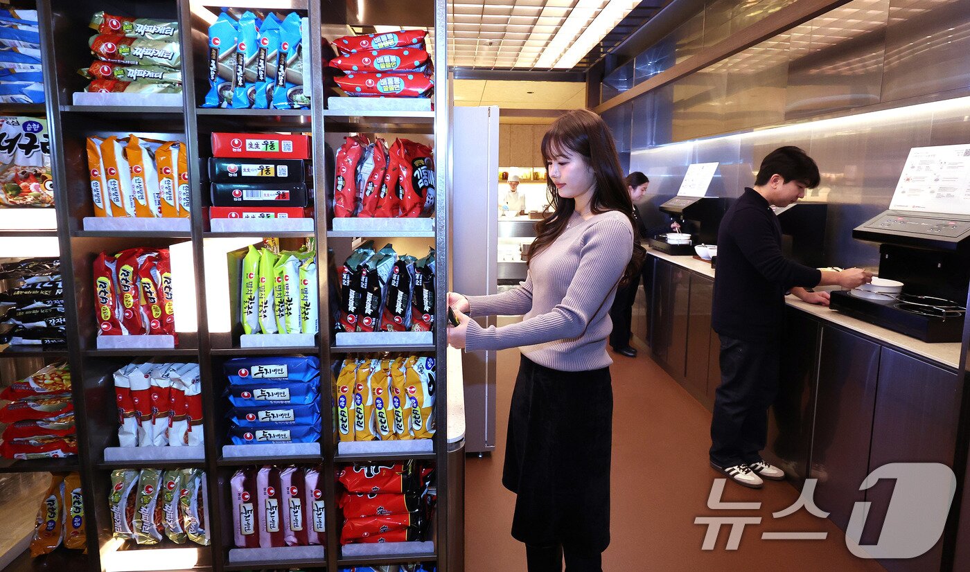 본문 이미지 - 13일 인천국제공항 제2여객터미널 리뉴얼을 마친 대한항공 프레스티지 동편 좌측 라운지에서 관계자가 라면 라이브러리를 이용하고 있다. 2026.1.13/뉴스1 ⓒ News1 박지혜 기자