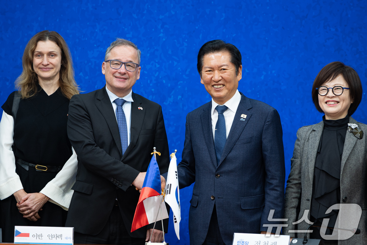 (서울=뉴스1) 유승관 기자 = 정청래 더불어민주당 대표가 13일 서울 여의도 국회에서 이반 얀차렉 주한체코대사를 접견, 기념 촬영을 하고 있다. 2026.1.13/뉴스1