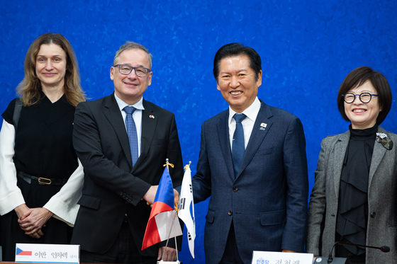 기념 촬영하는 정청래 민주당 대표와 이반 얀차렉 주한체코대사