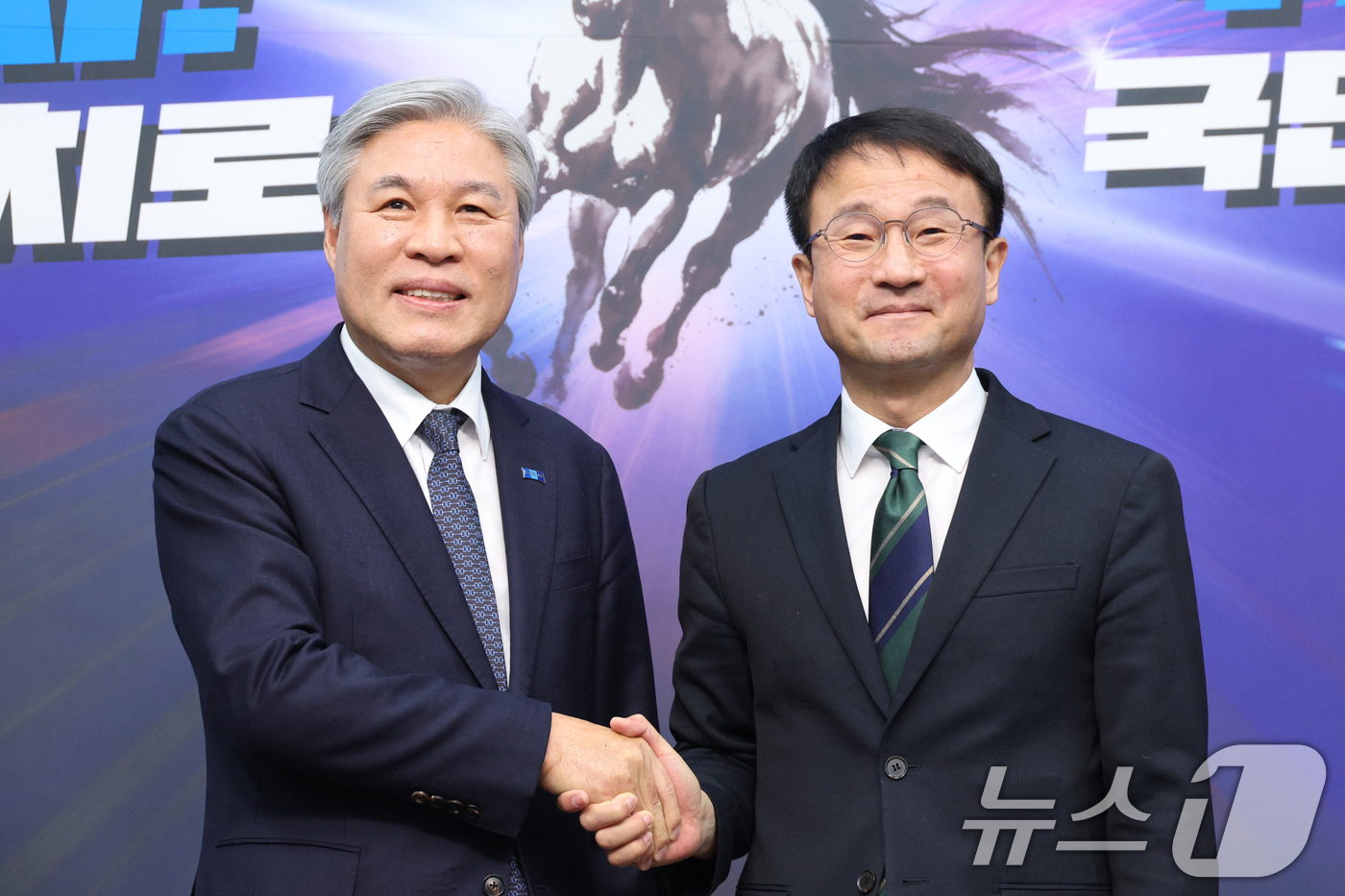 (서울=뉴스1) 신웅수 기자 = 한병도 더불어민주당 원내대표가 13일 서울 여의도 국회에서 서왕진 조국혁신당 원내대표를 예방하고 있다. 2026.1.13/뉴스1