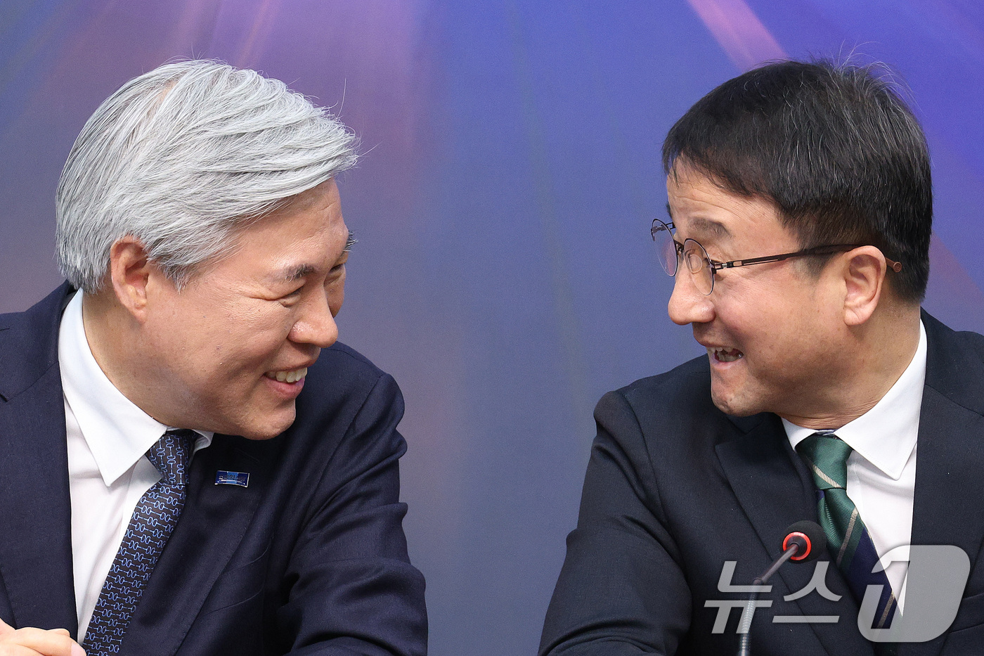 (서울=뉴스1) 신웅수 기자 = 한병도 더불어민주당 원내대표가 13일 서울 여의도 국회에서 서왕진 조국혁신당 원내대표를 예방하고 있다. 2026.1.13/뉴스1