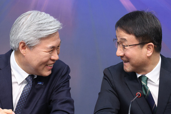 대화하는 한병도·서왕진