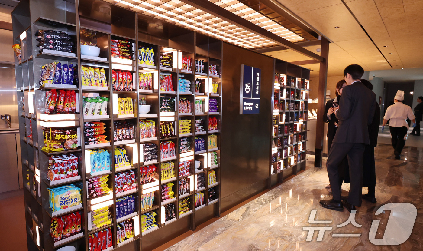 (인천공항=뉴스1) 박지혜 기자 = 13일 인천국제공항 제2여객터미널 리뉴얼을 마친 대한항공 프레스티지 동편 좌측 라운지에서 관계자가 라면 라이브러리를 이용하고 있다.대한항공 프레 …