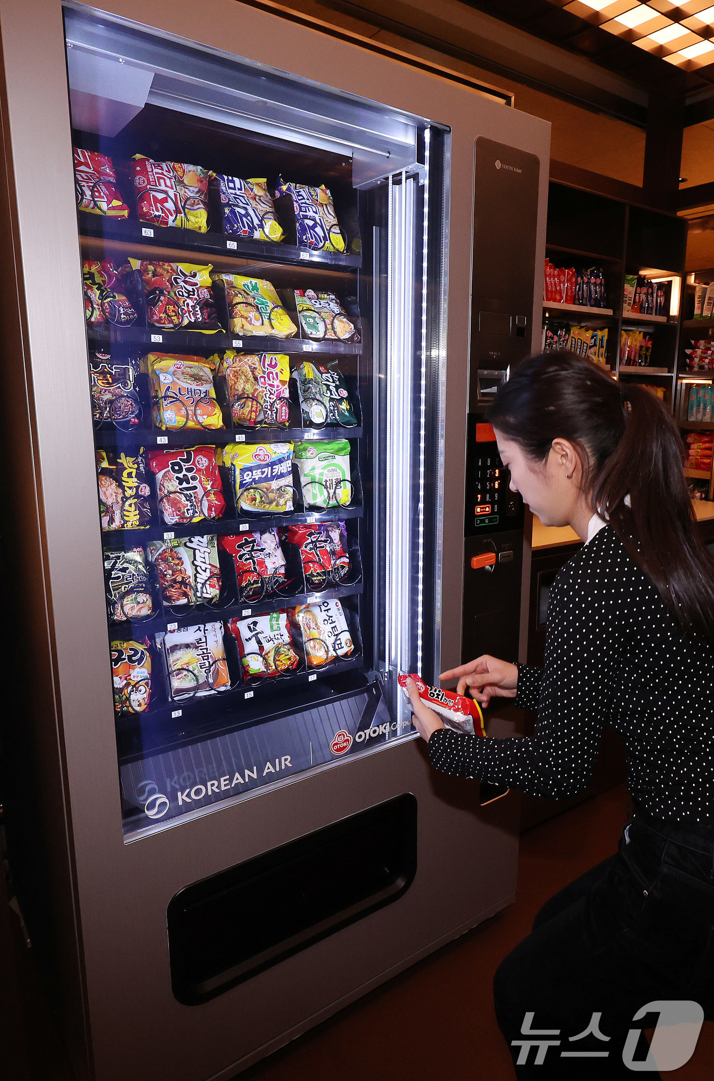 (인천공항=뉴스1) 박지혜 기자 = 13일 인천국제공항 제2여객터미널 리뉴얼을 마친 대한항공 프레스티지 동편 좌측 라운지에서 관계자가 라면 라이브러리를 이용하고 있다.대한항공 프레 …