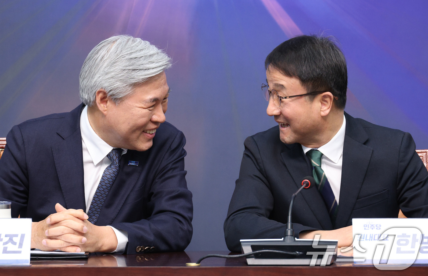 (서울=뉴스1) 신웅수 기자 = 한병도 더불어민주당 원내대표가 13일 서울 여의도 국회에서 서왕진 조국혁신당 원내대표를 예방하고 있다. 2026.1.13/뉴스1