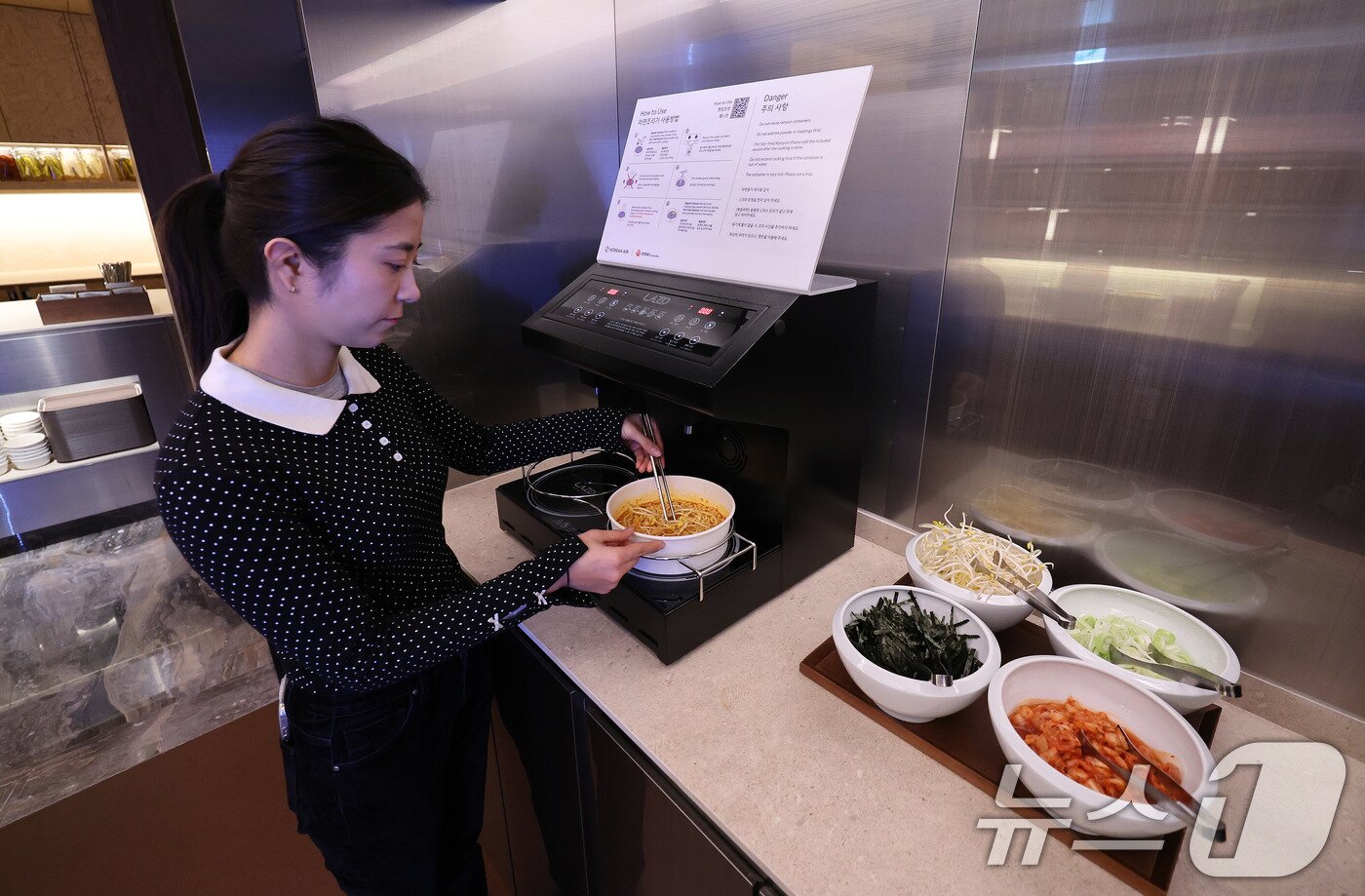 본문 이미지 - 13일 인천국제공항 제2여객터미널 리뉴얼을 마친 대한항공 프레스티지 동편 좌측 라운지에서 관계자가 라면 라이브러리를 이용하고 있다. 2026.1.13/뉴스1 ⓒ News1 박지혜 기자