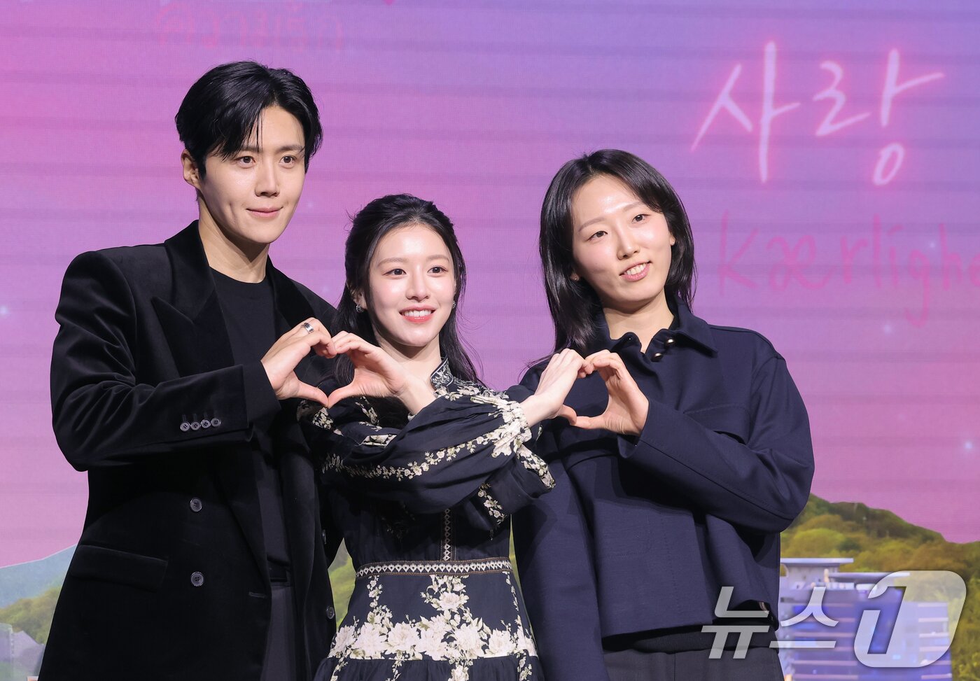 본문 이미지 - 배우 김선호(왼쪽부터)와 고윤정, 유영은 감독이 13일 서울 강남구 조선팰리스 서울강남에서 열린 넷플릭스 시리즈 '이 사랑 통역 되나요?' 제작발표회에 참석해 포즈를 취하고 있다. '이 사랑 통역 되나요?'는 다중언어 통역사 주호진(김선호 분)이 글로벌 톱스타 차무희(고윤정 분)의 통역을 맡게 되면서 펼쳐지는 예측불가 로맨틱 코미디다. 2026.1.13/뉴스1 ⓒ News1 권현진 기자