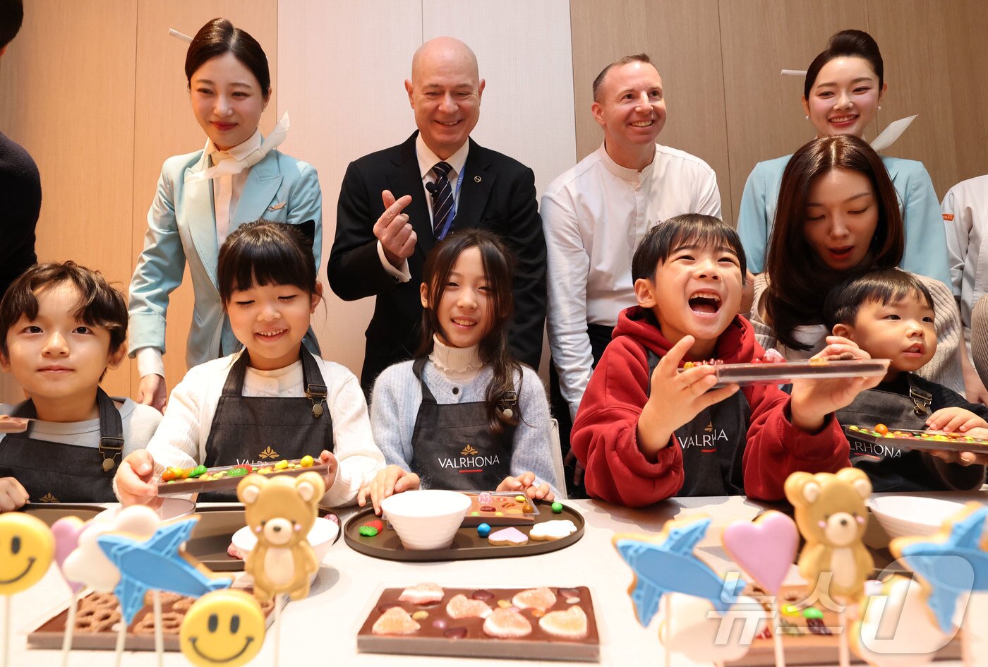 본문 이미지 - 13일 인천국제공항 제2여객터미널 리뉴얼을 마친 대한항공 프레스티지 동편 좌측 라운지에서 데이비드 페이시 부사장을 비롯한 관계자가 쿠킹 스튜디오 라이브러리를 이용하고 있다.  (공동취재) 2026.1.13/뉴스1 ⓒ News1 박지혜 기자