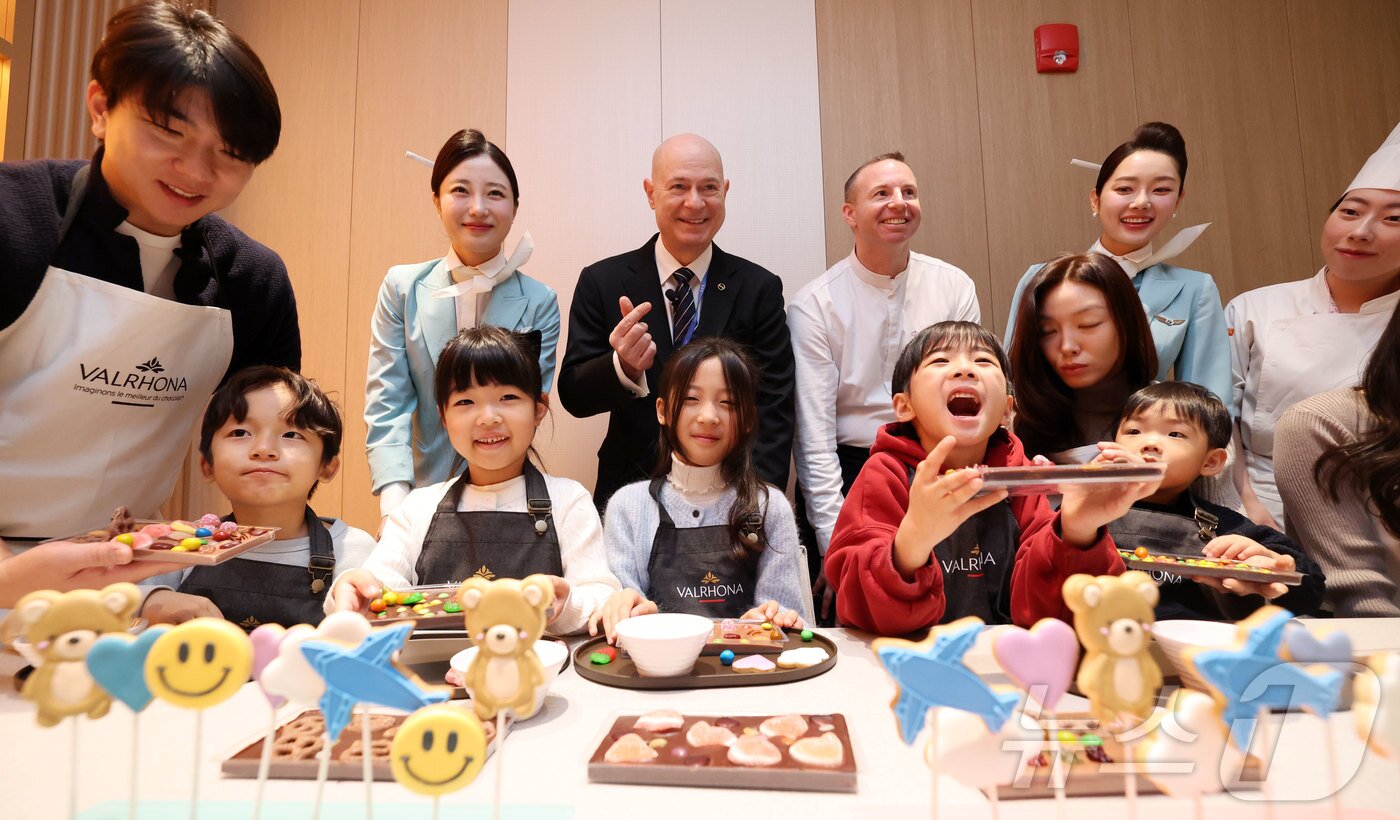 본문 이미지 - 13일 인천국제공항 제2여객터미널 리뉴얼을 마친 대한항공 프레스티지 동편 좌측 라운지에서 데이비드 페이시 부사장을 비롯한 관계자가 쿠킹 스튜디오 라이브러리를 이용하고 있다. (공동취재) 2026.1.13/뉴스1 ⓒ News1 박지혜 기자