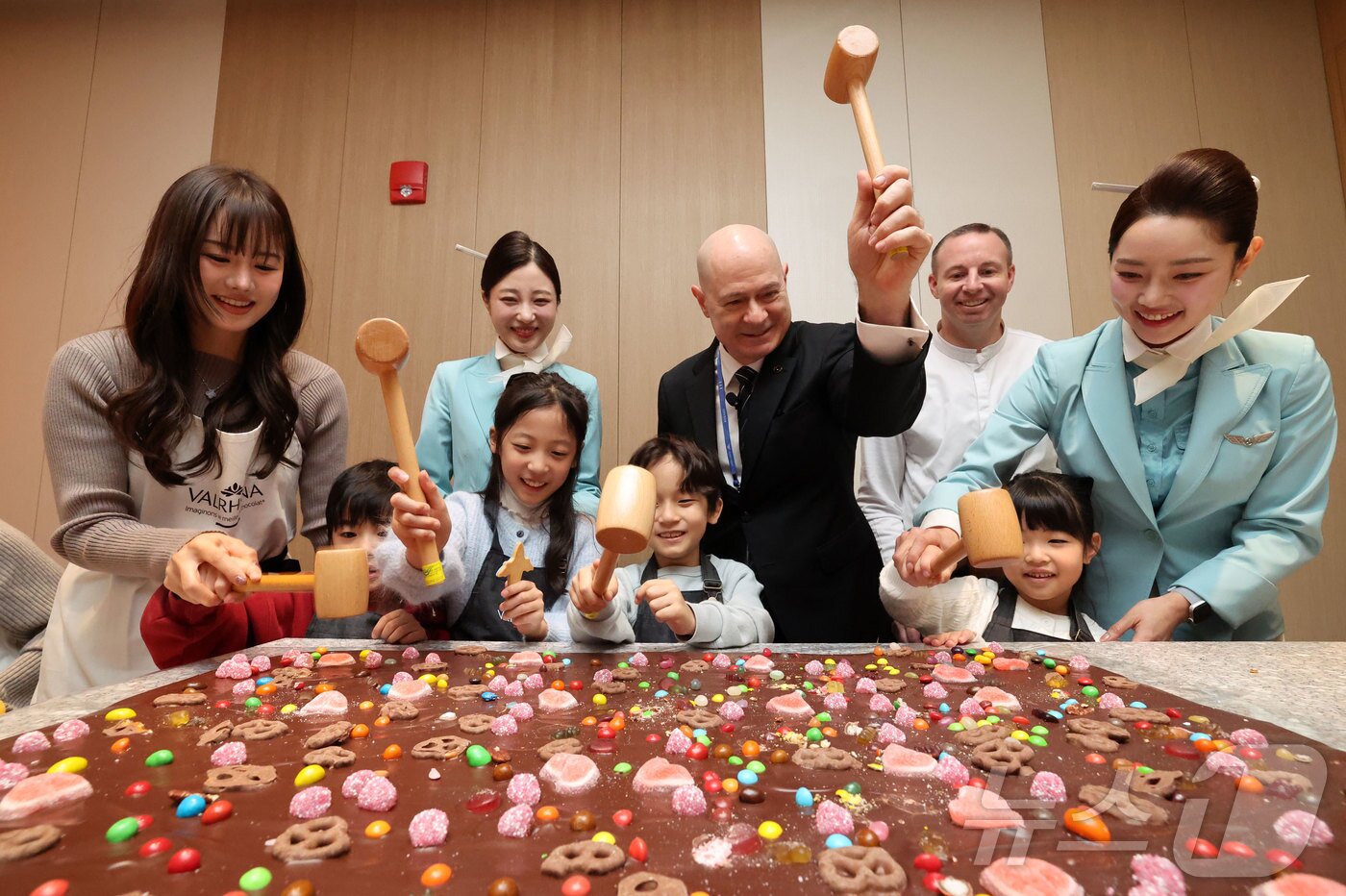 본문 이미지 - 13일 인천국제공항 제2여객터미널 리뉴얼을 마친 대한항공 프레스티지 동편 좌측 라운지에서 데이비드 페이시 부사장을 비롯한 관계자가 쿠킹 스튜디오 라이브러리를 이용하고 있다. (공동취재) 2026.1.13/뉴스1 ⓒ News1 박지혜 기자