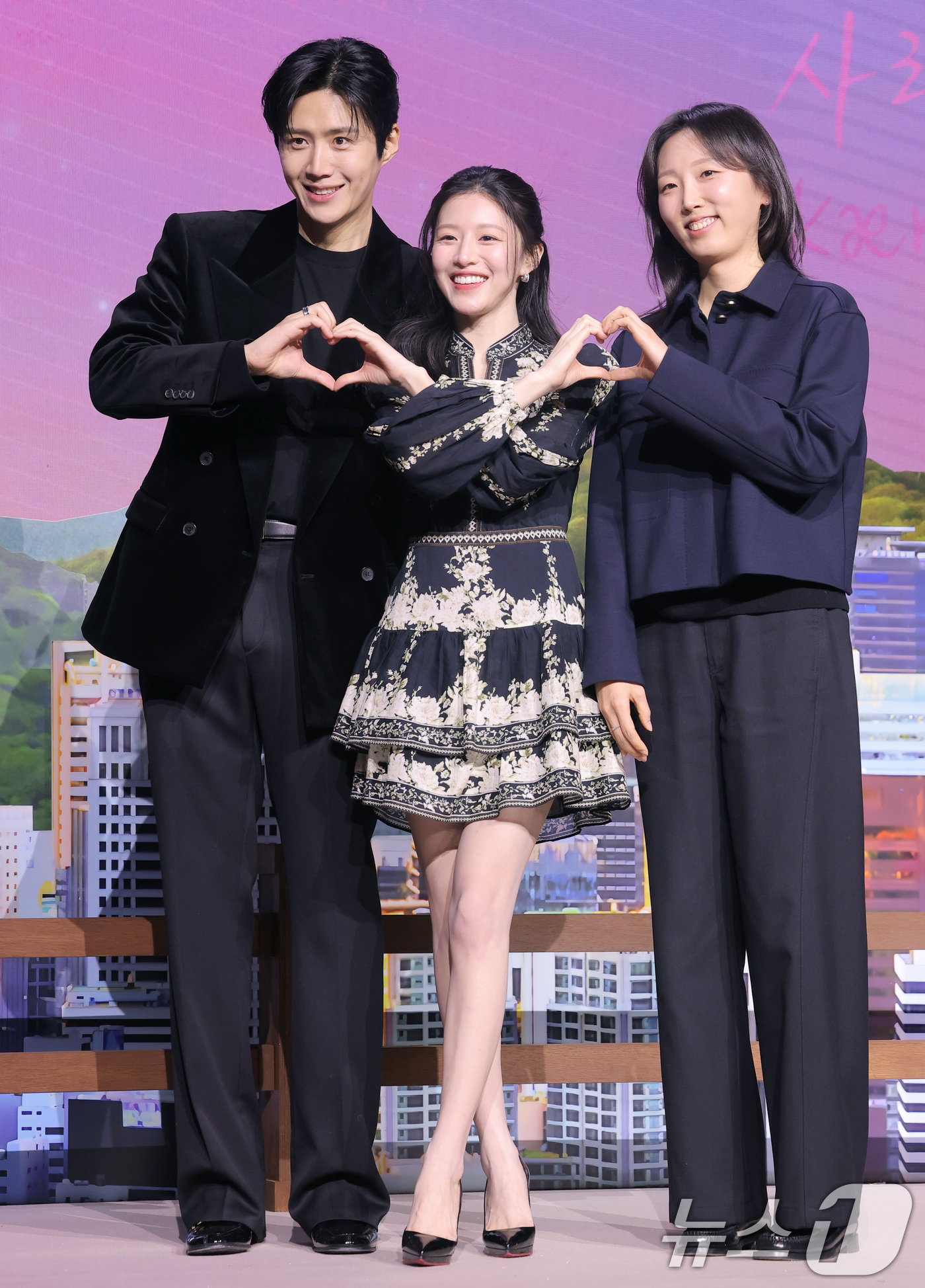 (서울=뉴스1) 권현진 기자 = 배우 김선호(왼쪽부터)와 고윤정, 유영은 감독이 13일 서울 강남구 조선팰리스 서울강남에서 열린 넷플릭스 시리즈 '이 사랑 통역 되나요?' 제작발표 …