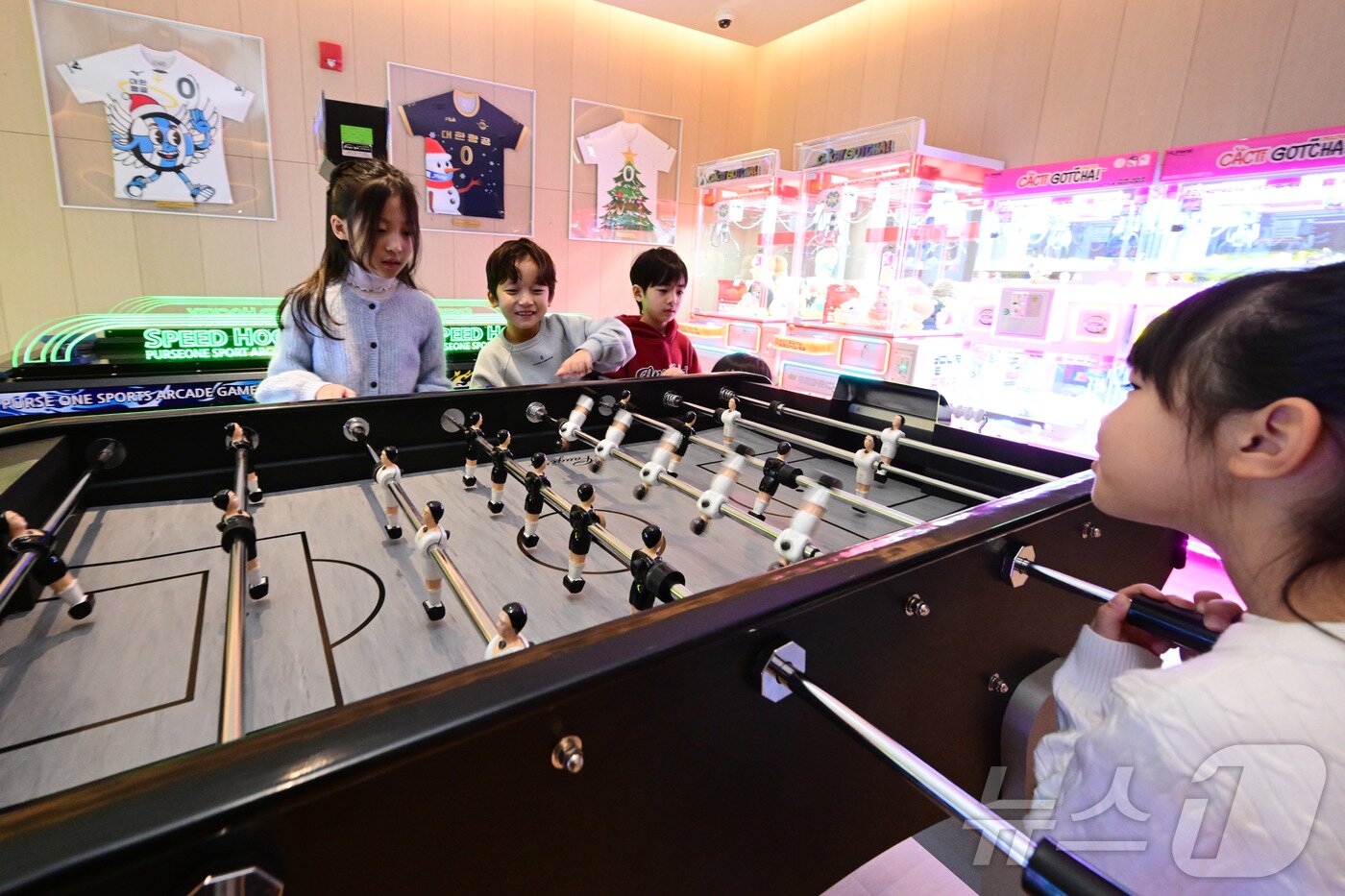 본문 이미지 - 13일 오전 인천국제공항 제2여객터미널에서 리뉴얼을 마친 대한항공 프레스티지 동편 좌측 라운지가 공개된 가운데 아이들이 새롭게 마련된 아케이드 룸에서 게임을 즐기고 있다. (공동취재) 2026.1.13/뉴스1 ⓒ News1 박지혜 기자