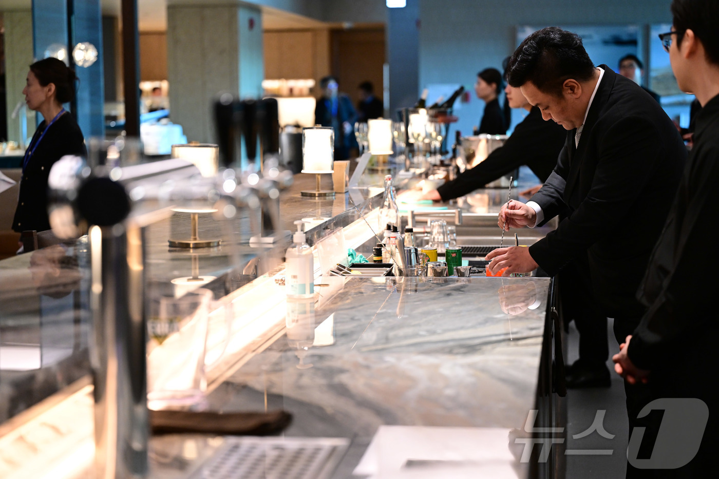 (인천공항=뉴스1) 박지혜 기자 = 13일 오전 인천국제공항 제2여객터미널에서 리뉴얼을 마친 대한항공 프레스티지 동편 좌측 라운지가 공개돼 관계자가 라운지 음료를 준비하고 있다. …