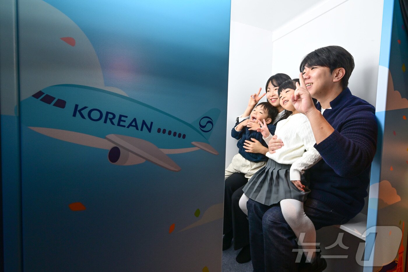 본문 이미지 - 13일 오전 인천국제공항 제2여객터미널에서 리뉴얼을 마친 대한항공 프레스티지 동편 좌측 라운지가 공개돼 관계자 가족이 아케이드 룸에서 기념사진을 남기고 있다. (공동취재) 2026.1.13/뉴스1 ⓒ News1 박지혜 기자