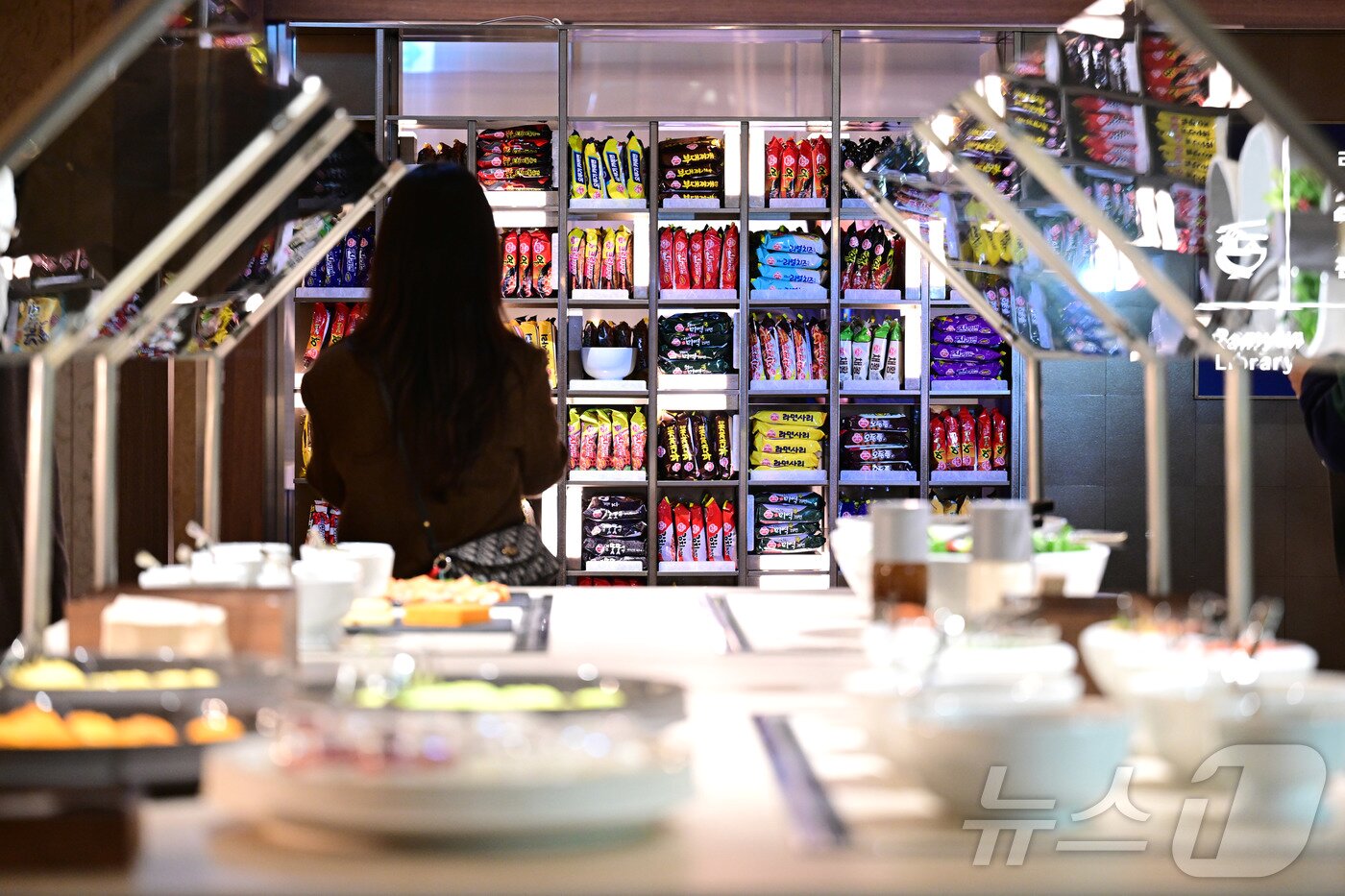 본문 이미지 - 13일 오전 인천국제공항 제2여객터미널에서 리뉴얼을 마친 대한항공 프레스티지 동편 좌측 라운지가 공개돼 관계자가 새롭게 마련된 라면 라이브러리를 살펴보고 있다. (공동취재) 2026.1.13/뉴스1 ⓒ News1 박지혜 기자