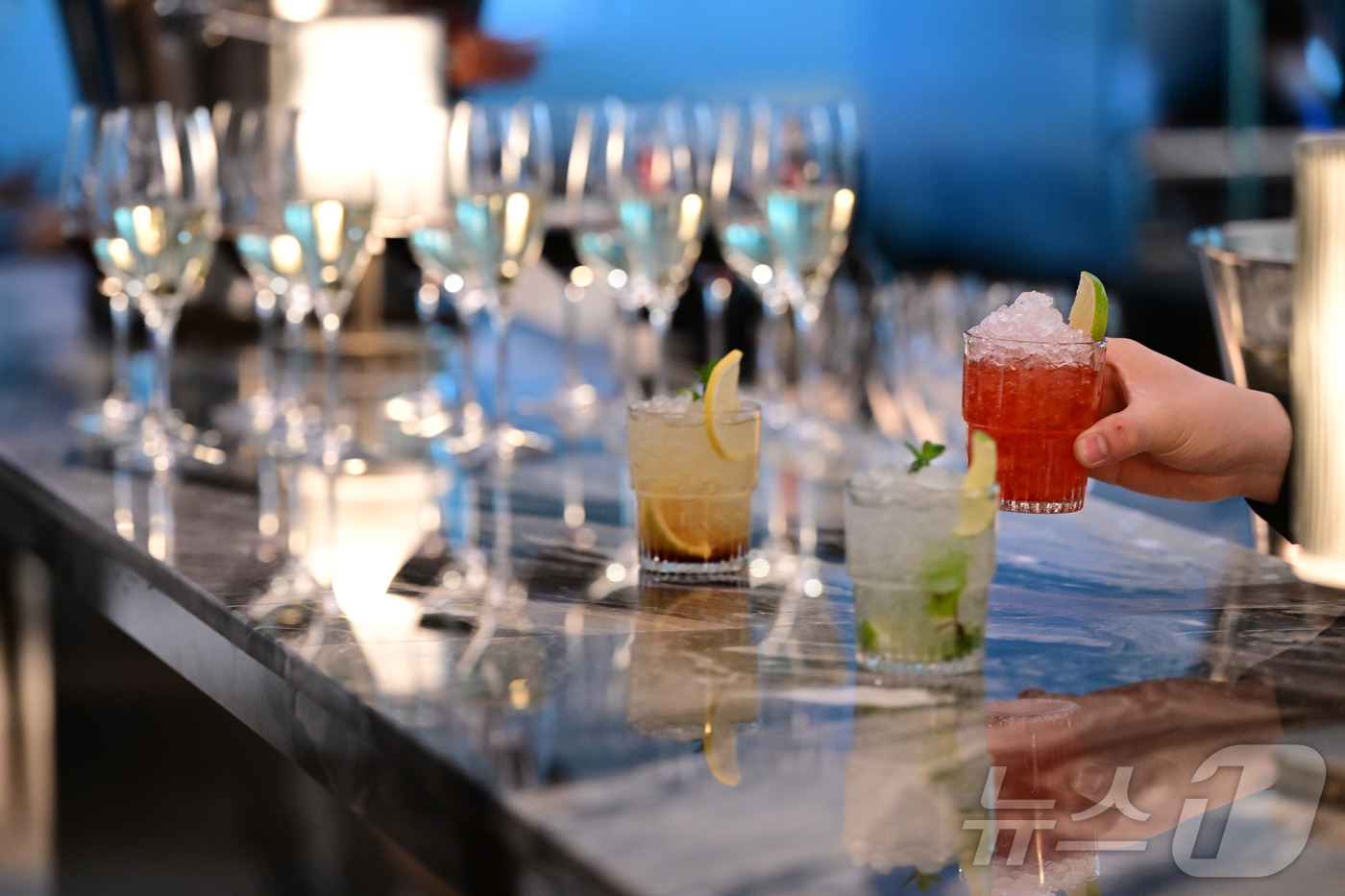 (인천공항=뉴스1) 박지혜 기자 = 13일 오전 인천국제공항 제2여객터미널에서 리뉴얼을 마친 대한항공 프레스티지 동편 좌측 라운지가 공개돼 관계자가 라운지 음료를 준비하고 있다. …