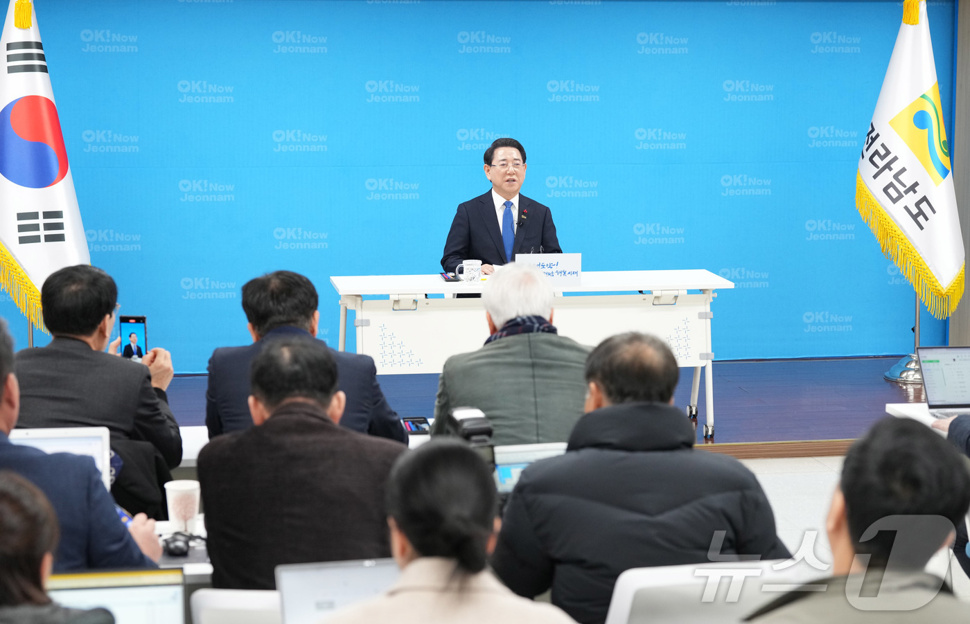 (무안=뉴스1) 전원 기자 = 김영록 전라남도지사가 13일 도청 브리핑룸에서 광주·전남 행정통합 관련 기자간담회를 열고 추진 경과 및 앞으로의 일정에 대한  발표를 하고 있다.(전 …