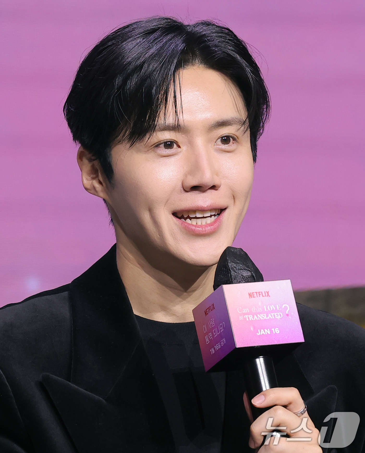 (서울=뉴스1) 권현진 기자 = 배우 김선호가 13일 서울 강남구 조선팰리스 서울강남에서 열린 넷플릭스 시리즈 '이 사랑 통역 되나요?' 제작발표회에 참석해 인사말을 하고 있다.' …