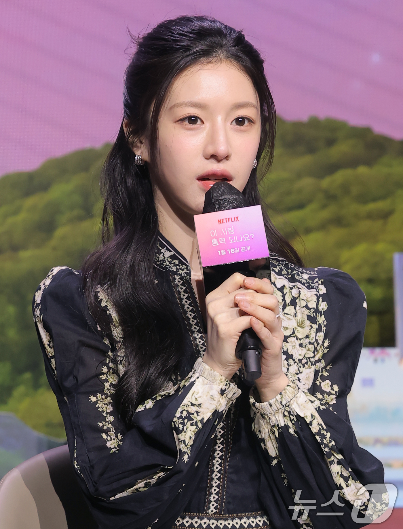 (서울=뉴스1) 권현진 기자 = 배우 고윤정이 13일 서울 강남구 조선팰리스 서울강남에서 열린 넷플릭스 시리즈 '이 사랑 통역 되나요?' 제작발표회에 참석해 인사말을 하고 있다.' …
