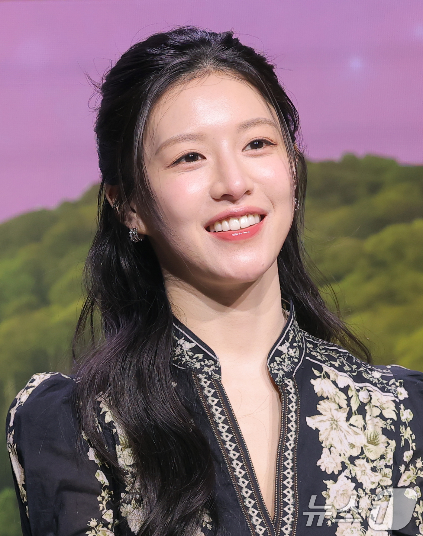 (서울=뉴스1) 권현진 기자 = 배우 고윤정(가운데)이 13일 서울 강남구 조선팰리스 서울강남에서 열린 넷플릭스 시리즈 '이 사랑 통역 되나요?' 제작발표회에 참석해 미소를 짓고 …