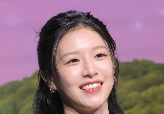 미소짓는 고윤정