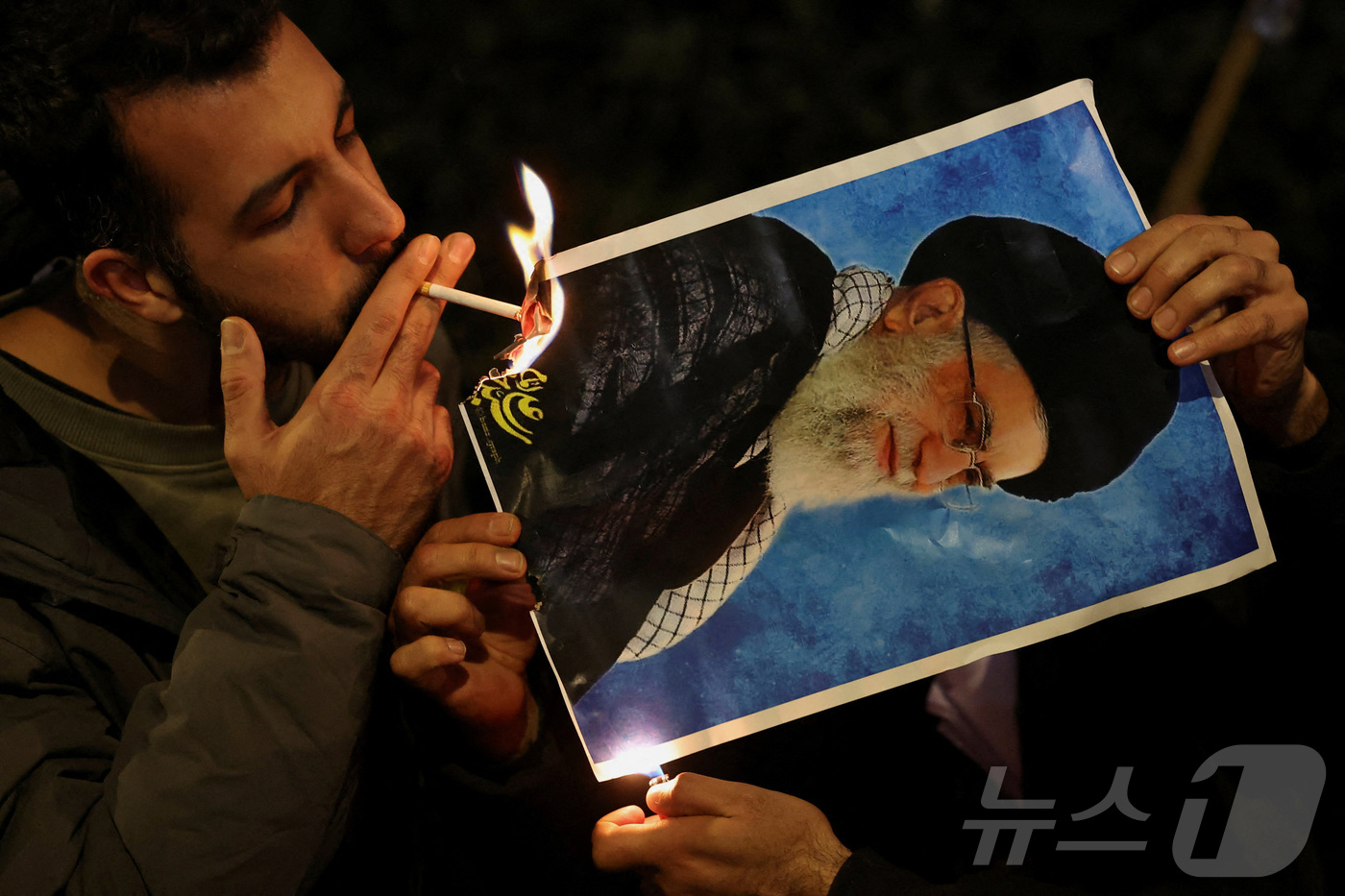 (런던 로이터=뉴스1) 윤다정 기자 = 12일(현지시간) 영국 런던 이란 대사관 앞에서 열린 이란 반(反)정부 시위 연대 집회에서 한 참가자가 이란 최고지도자 아야톨라 알리 하메네 …